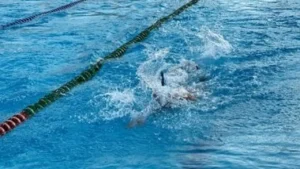 نقل السباح يوسف محمد إلى المستشفى بعد إنقاذه من الغرق خلال بطولة الجمهورية